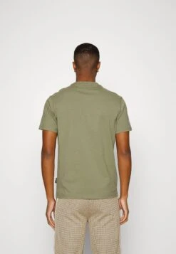 Napapijri RACING - T-Shirt Print - Green Lichen -Napapijri 6f188a5d545642a68fa5574eb1143959